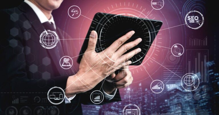 Consultant SEO freelance tenant une tablette avec icônes SEO et digital marketing — guide des tarifs 2026