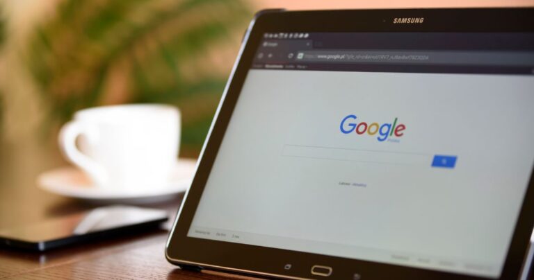Comparatif freelance SEO vs agence SEO en 2026 — tarifs et différences concrètes pour les PME françaises