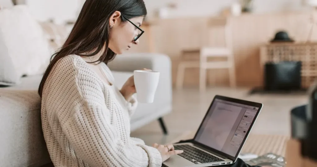 Fondateur de startup créant du contenu SEO sur laptop — stratégie de content marketing pour SaaS