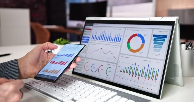 Dashboard analytics sur laptop et mobile — suivi des résultats SEO pour PME en 2026