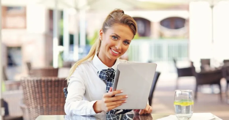 Responsable hôtel ou restaurant gérant sa visibilité Google sur tablette — stratégie SEO sans budget pub