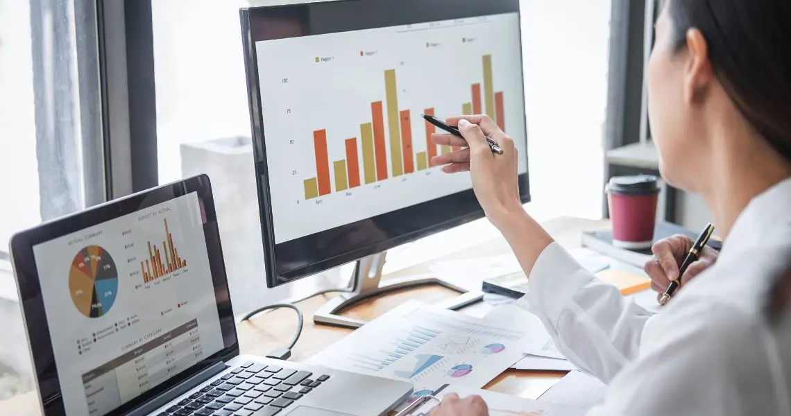 Analyse de données et graphiques de croissance — stratégie SEO pour startup et SaaS en 2026
